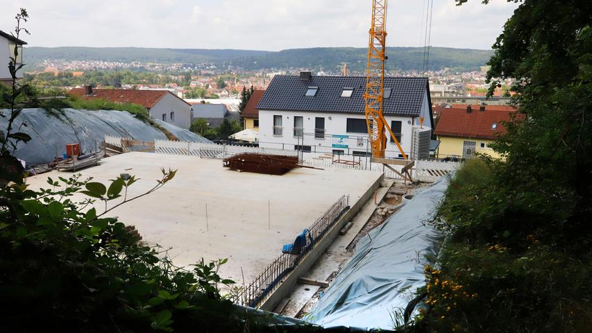 Das Ausmaß des neuen Wohngebäudes ist durch den Blick von oben gut zu erkennen.
Das Ausmaß des neuen Wohngebäudes ist durch den Blick von oben gut zu erkennen.