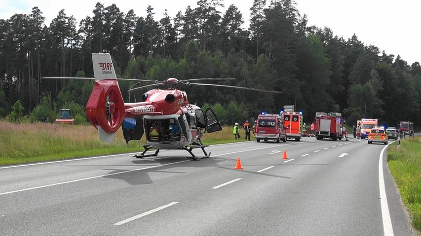 Auch ein Hubschrauber landete an der Unfallstelle.
Auch ein Hubschrauber landete an der Unfallstelle.