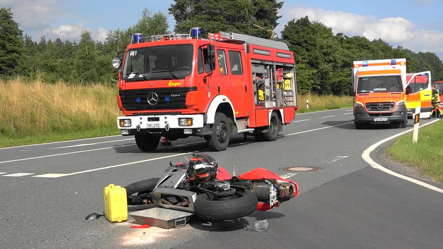 Der 50-jährige Biker erlitt bei dem Unfall lebensgefährliche Verletzungen. Er verstarb kurze Zeit später im Krankenhaus.
Der 50-jährige Biker erlitt bei dem Unfall lebensgefährliche Verletzungen. Er verstarb kurze Zeit später im Krankenhaus.