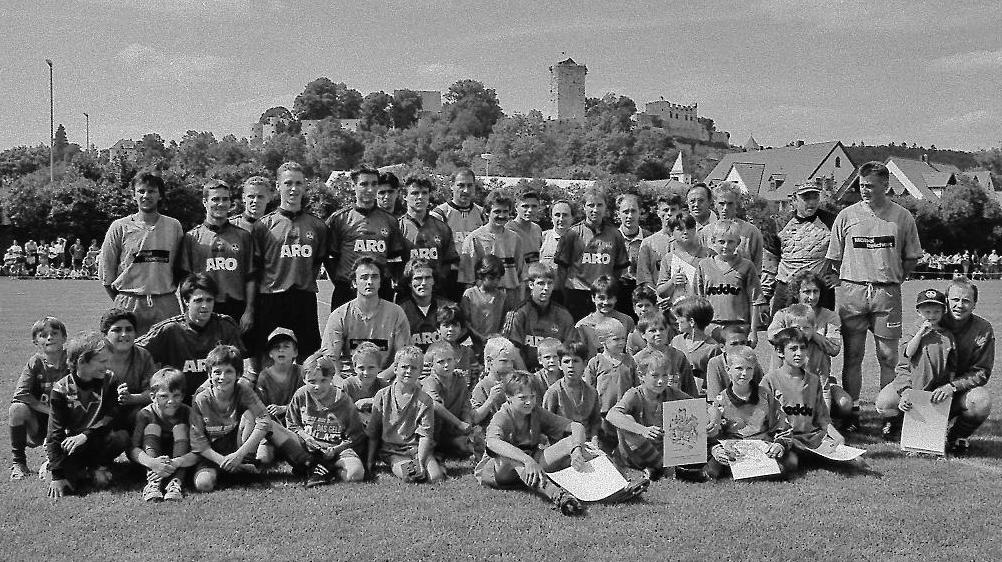 21. Juli 1996: Der 1. FC Nürnberg gastierte vor 25 Jahren bei der TSG Pappenheim und gewann mit 11:0. Der Club war gerade in die Regionalliga abgestiegen, die Altmühlstädter spielten in der B-Klasse (jetzt Kreisklasse). Beide Teams samt Betreuern und Nachwuchsspielern stellten sich zum Erinnerungsbild mit Burgkulisse. Vorne rechts kniend ist der inzwischen verstorbene Initiator Uwe Meister zu sehen.
21. Juli 1996: Der 1. FC Nürnberg gastierte vor 25 Jahren bei der TSG Pappenheim und gewann mit 11:0. Der Club war gerade in die Regionalliga abgestiegen, die Altmühlstädter spielten in der B-Klasse (jetzt Kreisklasse). Beide Teams samt Betreuern und Nachwuchsspielern stellten sich zum Erinnerungsbild mit Burgkulisse. Vorne rechts kniend ist der inzwischen verstorbene Initiator Uwe Meister zu sehen.