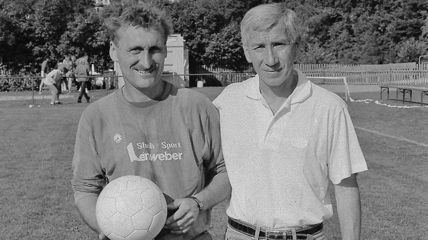 „Wo ein Willi ist, ist auch ein Weg.“ So war das Bild der beiden Trainer Willi Wolf (links, TSG Pappenheim) und Willi Entenmann (rechts, 1. FC Nürnberg) vor 25 Jahren im Weißenburger Tagblatt unterschrieben.  