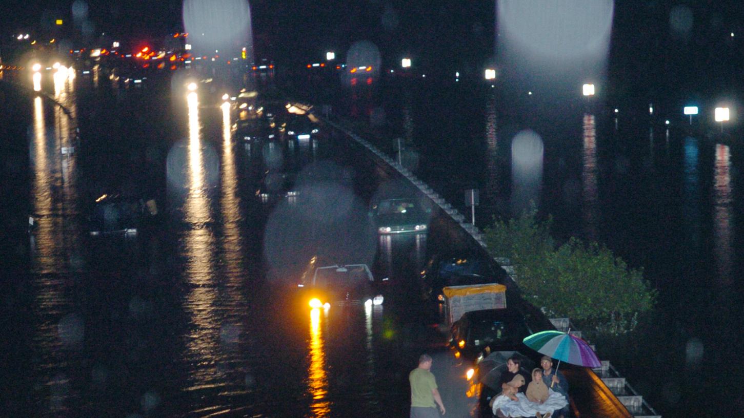 In nur einer Julinacht brach mit sintflutartigem Regen die Katastrophe über Tausende Menschen zwischen Forchheim und Erlangen herein: In ihren Häusern stand das Wasser, Autos schwammen davon, Fabriken wurden zerstört. Eine enorme Spendenbereitschaft linderte die schlimmste Not. 