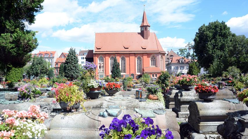 Der St. Johannisfriedhof ist seit Jahrhunderten in ununterbrochener Nutzung. Das zeigt nun auch Wirkung bei den Grüften, von denen es auf dem Friedhof immerhin 450 Stück gibt.