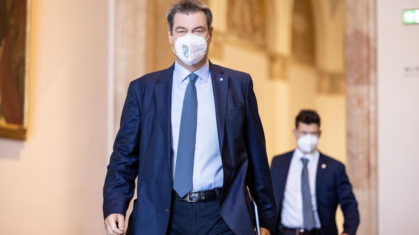 Ministerpräsident Söder stellte am Vormittag die Eckpunkte der neuen Klimapolitik vor - auch die Hochwasserkatastrophe kam zur Sprache.
Ministerpräsident Söder stellte am Vormittag die Eckpunkte der neuen Klimapolitik vor - auch die Hochwasserkatastrophe kam zur Sprache.