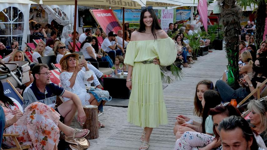 Ibiza-Flair in Nürnberg: Fashionshow zwischen Palmen auf dem Stadtstrand