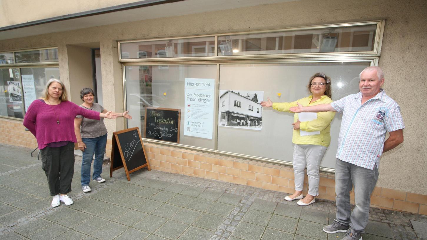 Motiv: Die Initiatorinnen Gabriele Auernhammer und Dorothee Bucka sowie das künftige Betreiberehepaar Sonja und Michael Holzer (von links) laden ein, das Projekt Stadtladen zu unterstützen und selbst davon zu profitieren. Foto: Jürgen Leykamm Motiv: Die Initiatorinnen Gabriele Auernhammer und Dorothee Bucka sowie das künftige Betreiberehepaar Sonja und Michael Holzer (von links) laden ein, das Projekt Stadtladen zu unterstützen und selbst davon zu profitieren. Foto: Jürgen Leykamm