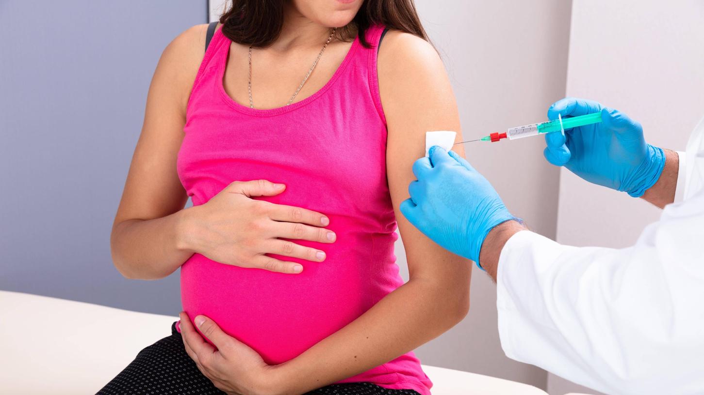 Der Berufsverband der Frauenärzte empfiehlt Schwangeren eine Corona-Impfung. Dennoch ist es für werdende Mütter nicht immer einfach, einen Impftermin zu bekommen.