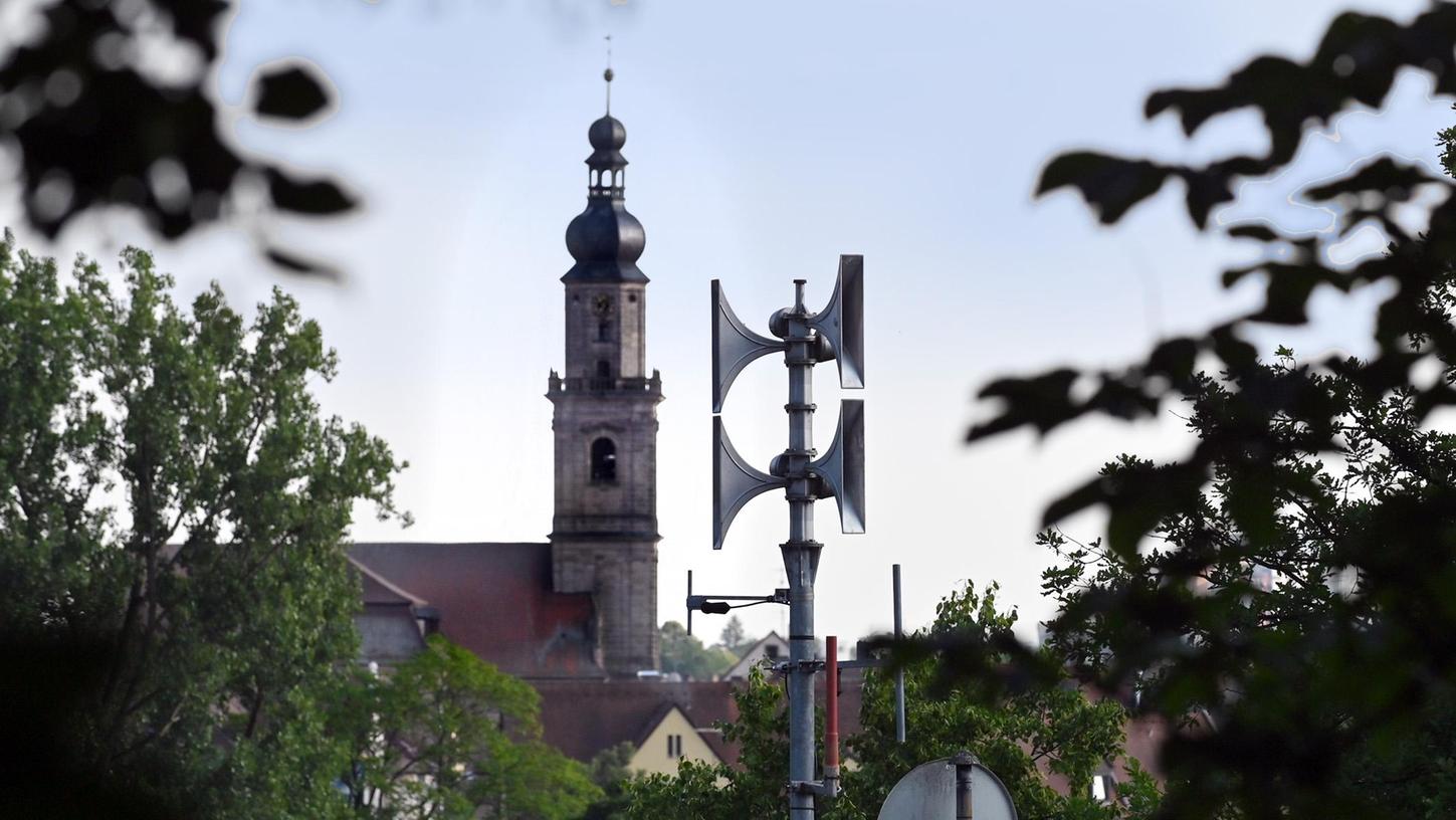 Warnsirenen gibt es auch in Erlangen, zum Teil neu installiert. Einheitliche Signaltöne sind aber nach dem Ende des Zivilschutznetzes eher rar.