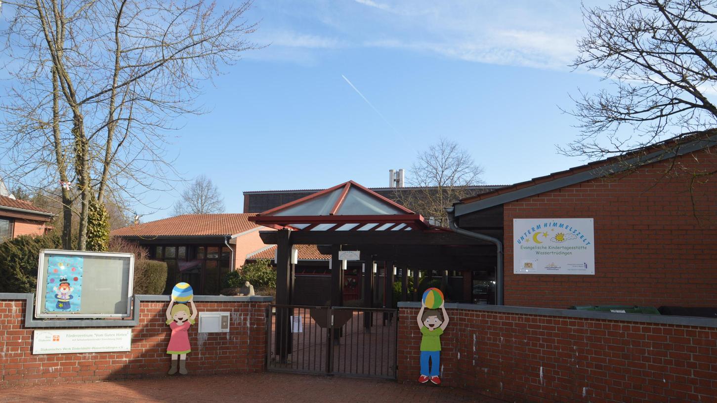 Erst war es eine Förderschule - und als solches auch zu 100 Prozent finanziert vom Freistaat - jetzt ist es ein Kindergarten. Der Freistaat will jetzt die Fördergelder zum Teil zurückerstattet bekommen - für den Diakonieverein wäre das das sichere Aus.
Erst war es eine Förderschule - und als solches auch zu 100 Prozent finanziert vom Freistaat - jetzt ist es ein Kindergarten. Der Freistaat will jetzt die Fördergelder zum Teil zurückerstattet bekommen - für den Diakonieverein wäre das das sichere Aus.
