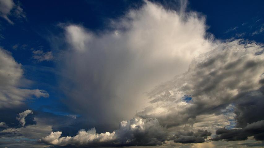 Über einem Getreidefeld bei Erlangen bildeten sich beinahe explosionsartige Wolken, die eindrucksvoll und kontrastreich zum Himmel wirken.