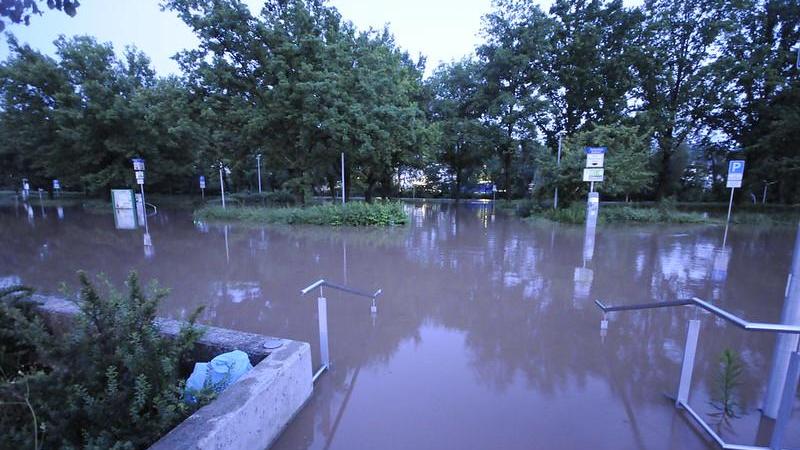 Am Freitag, 9. Juli 2021 stieg die Aurach in Herzogenaurach über die Ufer und überschwemmte Parkflächen. Ein Grund, weshalb derartige Parkflächen für Photovoltaikanlagen als ungeeignet bewertet werden. 