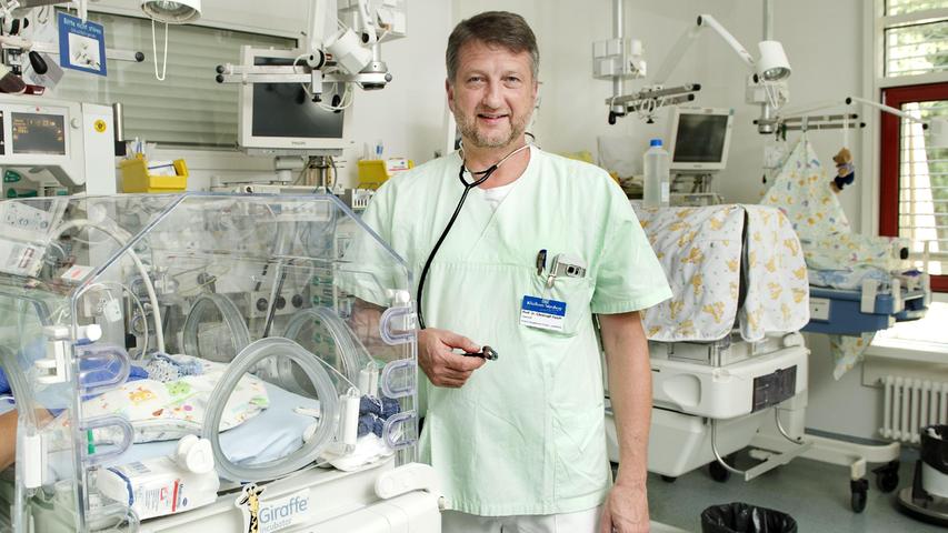 Dr. Christoph Fusch, Ärztlicher Leiter der Klinik für Neugeborene, Kinder und Jugendliche am Klinikum Nürnberg, auf der Frühchen-Station. Das Bild wurde vor der Pandemie aufgenommen.