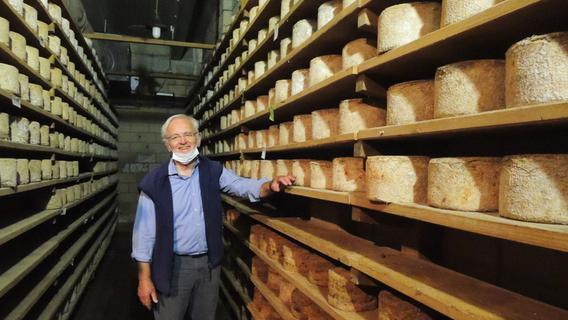 Gemeinsam mit seinem Sohn führt Giorgio Amedeo die Käserei von La Meiro hoch oben im Val di Grana. Einige der Käselaibe reifen hier seit mehr als fünf Jahren - an der Farbe erkennt man das Alter.
Gemeinsam mit seinem Sohn führt Giorgio Amedeo die Käserei von La Meiro hoch oben im Val di Grana. Einige der Käselaibe reifen hier seit mehr als fünf Jahren - an der Farbe erkennt man das Alter.