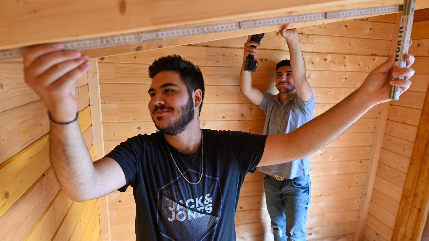 Shaher und Halil arbeiteten während der Praxiswoche an der Adalbert-Stifter-Schule unter anderem am Streitschlichterhäuschen. Lieber hätten sie jedoch ein Praktikum in einem Unternehmen gemacht. 