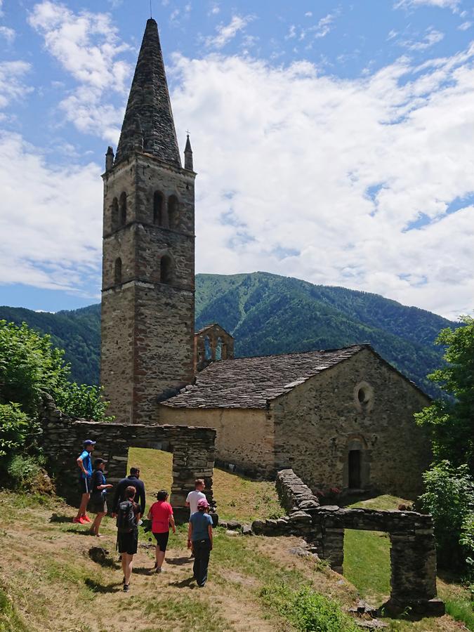 Früher diente die Kirche von Stroppo mit ihren Glocken als Kommunikationsmittel für das gesamte Tal, heute bewundern vorwiegend Touristen die mittelalterlichen Fresken samt eher unbiblischem Steinbock und Dudelsack.
Früher diente die Kirche von Stroppo mit ihren Glocken als Kommunikationsmittel für das gesamte Tal, heute bewundern vorwiegend Touristen die mittelalterlichen Fresken samt eher unbiblischem Steinbock und Dudelsack.