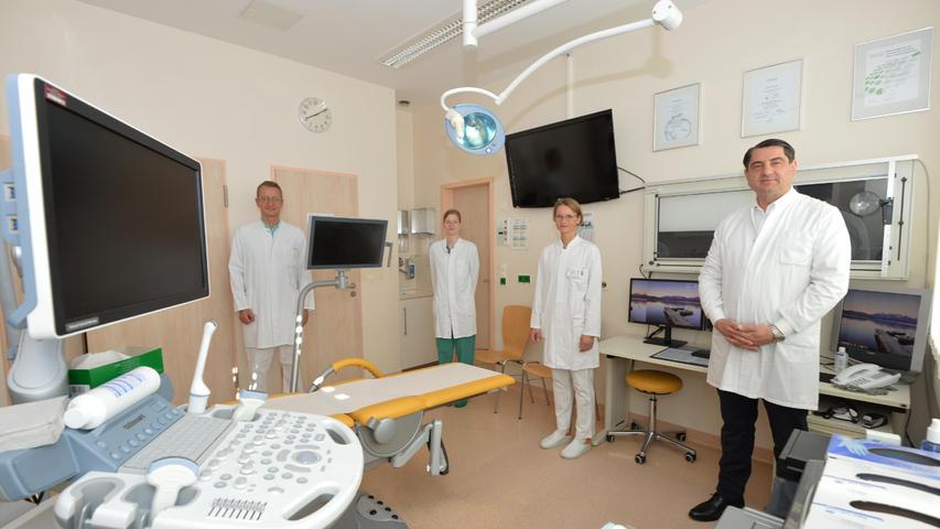 Professor Heinz Scholz, Chefarzt der Frauenklinik am Klinikum Neumarkt (rechts), mit seinem Team in einem Untersuchungszimmer. 