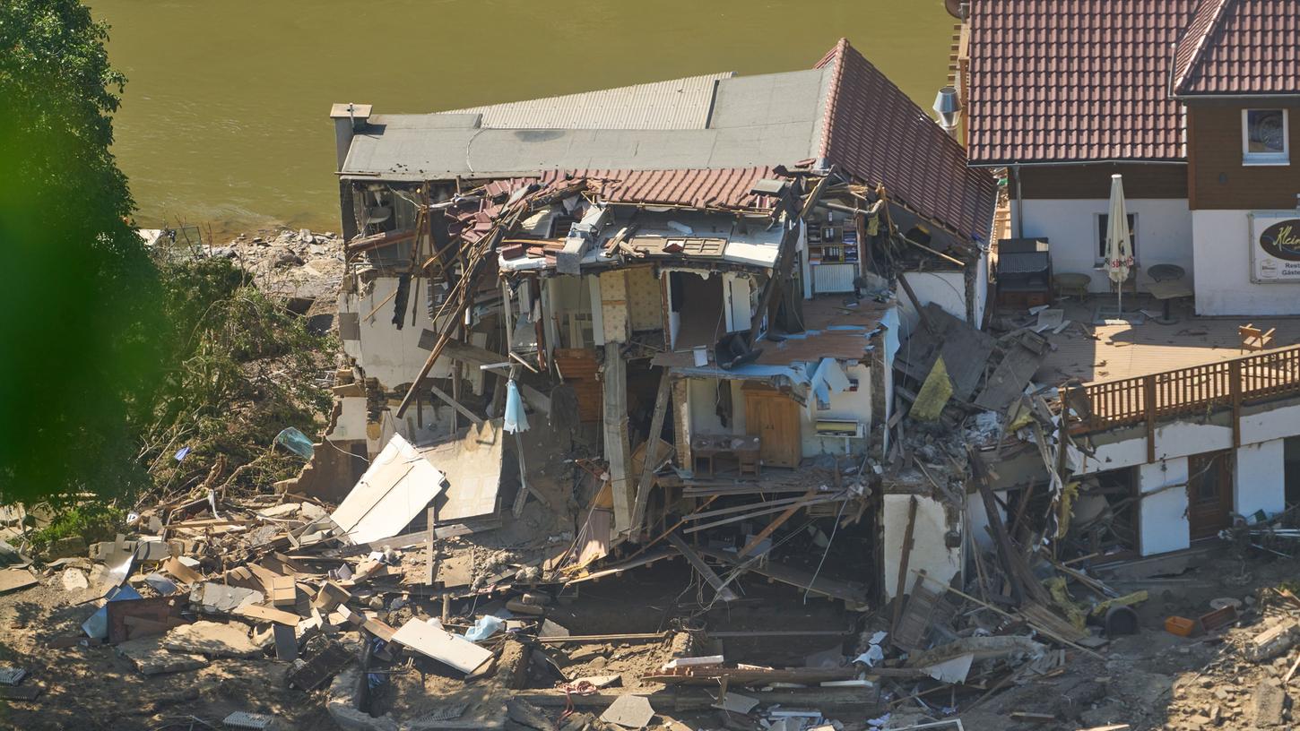 Ein Haus in Marienthal ist nach dem Hochwasser vollkommen aufgerissen. Die Flut hat auch hier zahlreiche Häuser zerstört.
Ein Haus in Marienthal ist nach dem Hochwasser vollkommen aufgerissen. Die Flut hat auch hier zahlreiche Häuser zerstört.