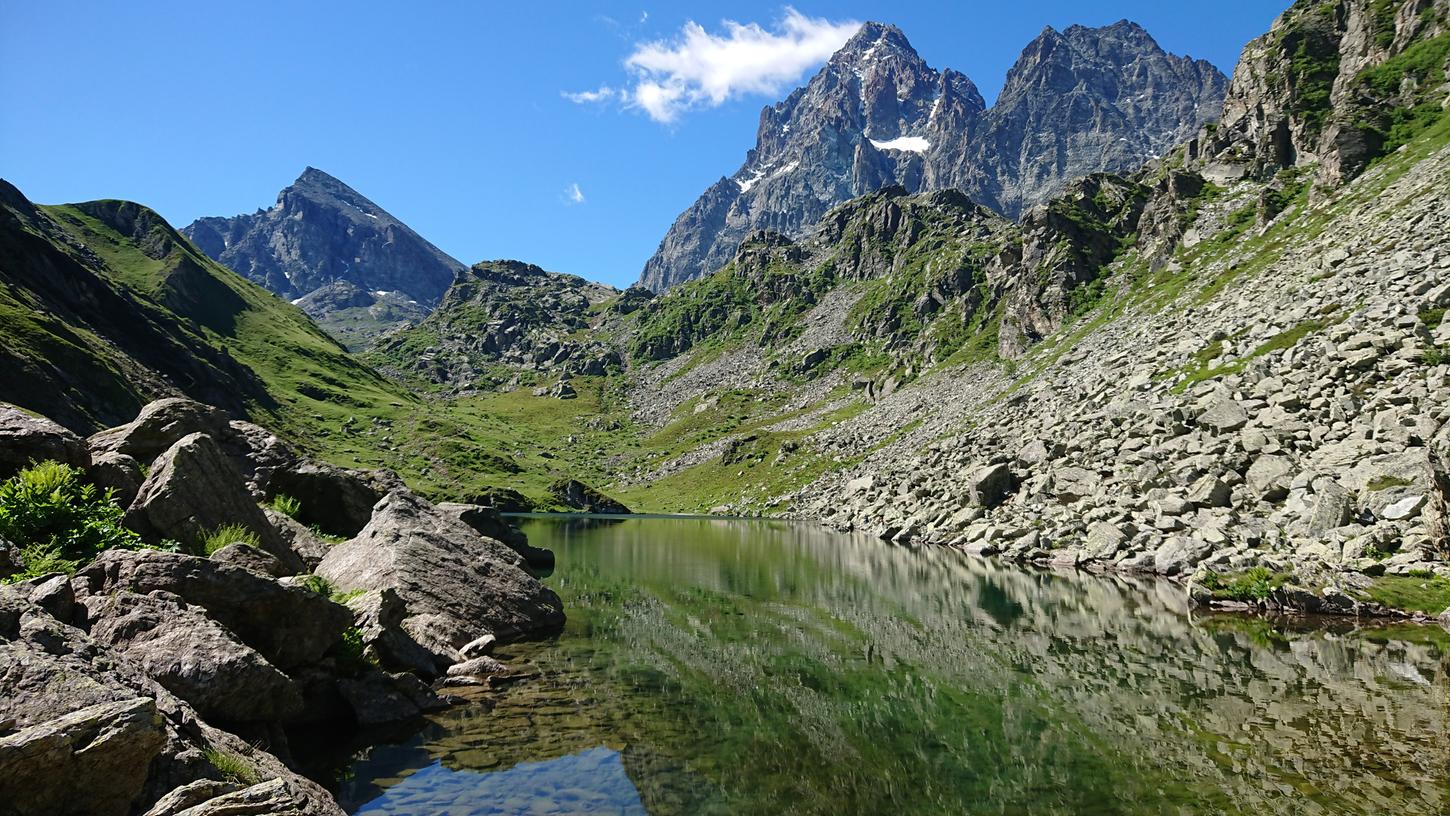 Wer es die felsigen Bergpfade am Monte Viso hinaufschafft, wird mit dieser Aussicht auf den Lago Fiorenza und die dahinterliegenden Gipfel belohnt.
Wer es die felsigen Bergpfade am Monte Viso hinaufschafft, wird mit dieser Aussicht auf den Lago Fiorenza und die dahinterliegenden Gipfel belohnt.