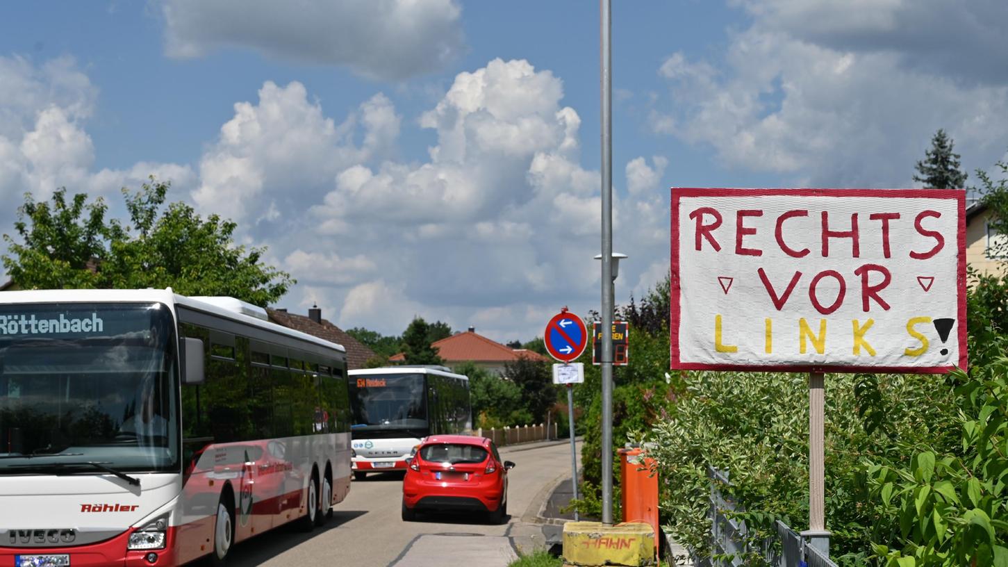 Künftig ein gewohntes Bild: Begegnungsverkehr auf der Umleitung Richtung Hofstetten und weiter ins Gewerbegebiet „Am Kränzleinsberg“, um von dort auf Höhe des Autohauses Hirscheider auf die Heidecker Straße zu gelangen.