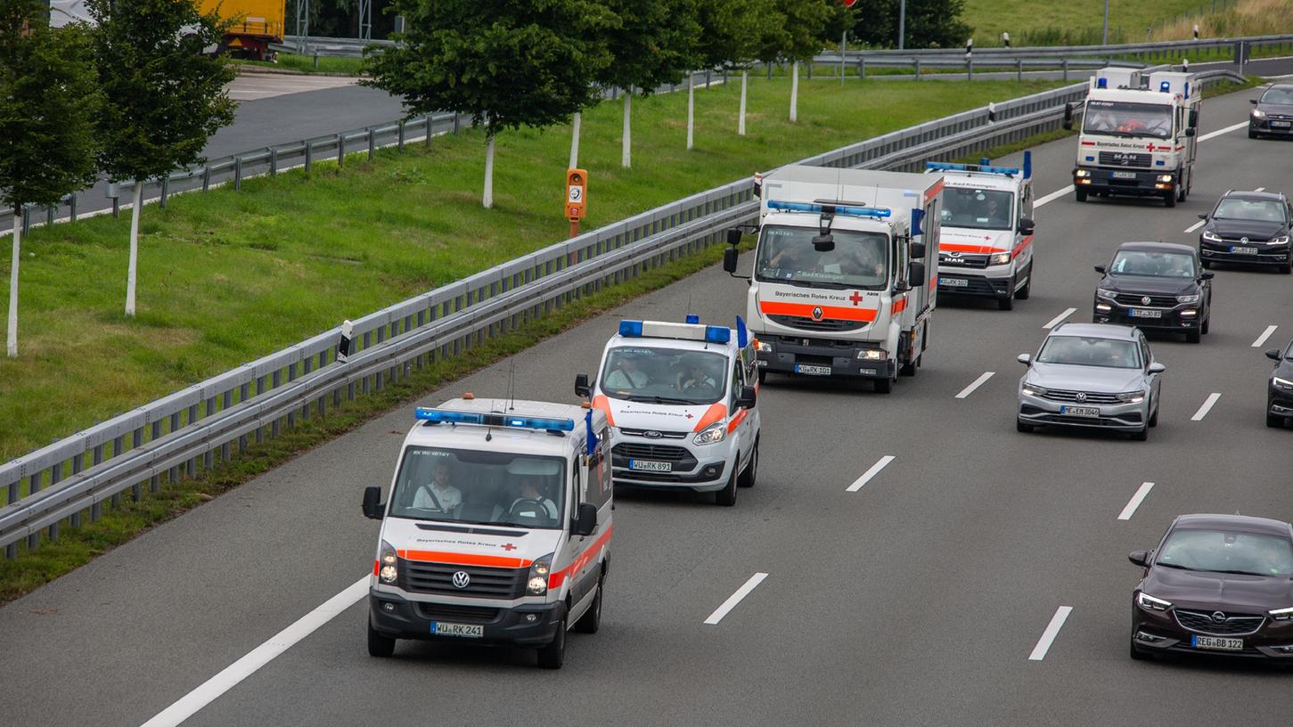 Erneut rollten zahlreiche Einsatzfahrzeuge des Bayerischen Roten Kreuzes in die Katastrophengebiete in Westdeutschland. Frische Kräfte lösen die BRL-Helfer vor Ort, die in den vergangenen Tagen quasi rund um die Uhr geschuftet hatten. Erneut rollten zahlreiche Einsatzfahrzeuge des Bayerischen Roten Kreuzes in die Katastrophengebiete in Westdeutschland. Frische Kräfte lösen die BRL-Helfer vor Ort, die in den vergangenen Tagen quasi rund um die Uhr geschuftet hatten.