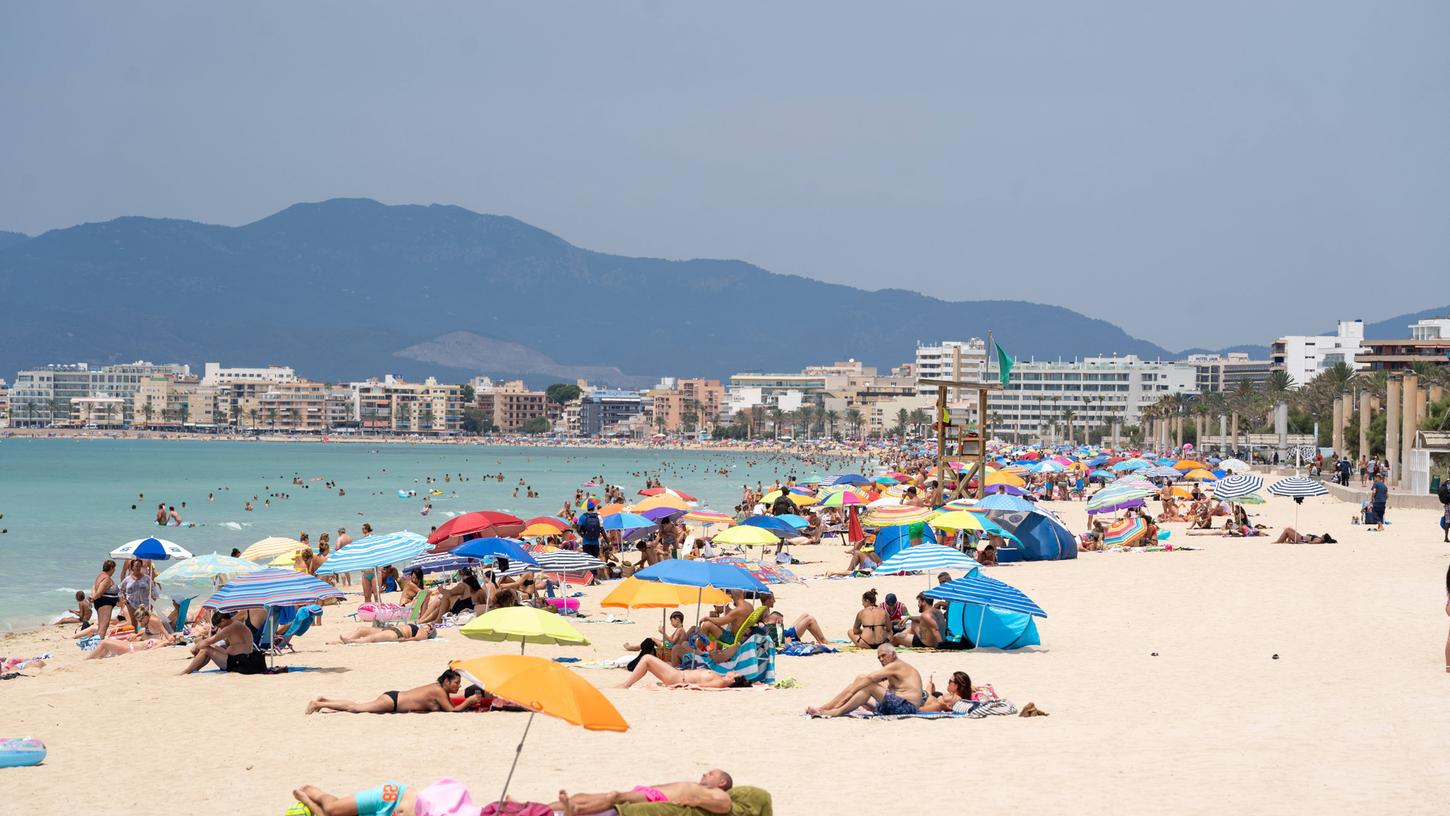 Die Sieben-Tage-Inzidenz auf der beliebten Baleareninsel Mallorca steigt und steigt. Viele Reiseveranstalter befürchten weitere Einschränkungen.
Die Sieben-Tage-Inzidenz auf der beliebten Baleareninsel Mallorca steigt und steigt. Viele Reiseveranstalter befürchten weitere Einschränkungen.