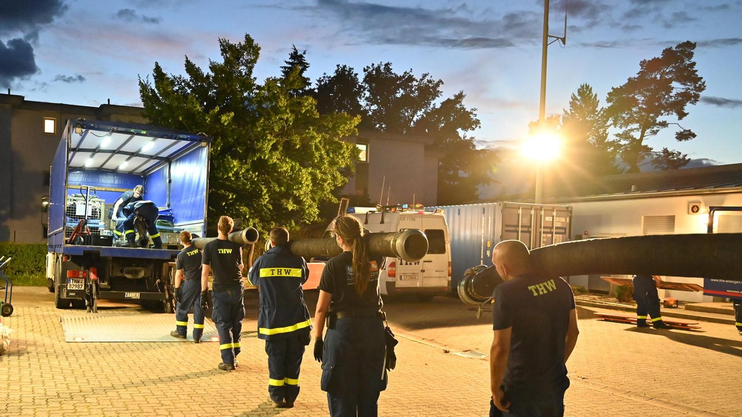 Am vergangenen Donnerstagabend kam der Einsatzbefehl für die Fachgruppe Wasserschaden/Pumpen des THW-Ortsverbands Erlangen. Inzwischen sind die zwölf Helfer der Einheit zurückgekehrt.