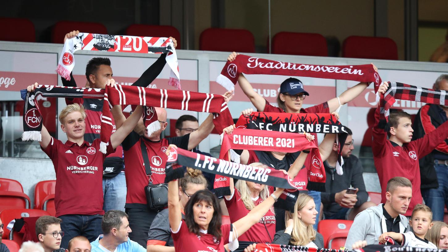 "Wenn auch die Zeit vergeht": Gegen die 60er konnten die Fans ihren Club schon wieder hochleben lassen.
"Wenn auch die Zeit vergeht": Gegen die 60er konnten die Fans ihren Club schon wieder hochleben lassen.