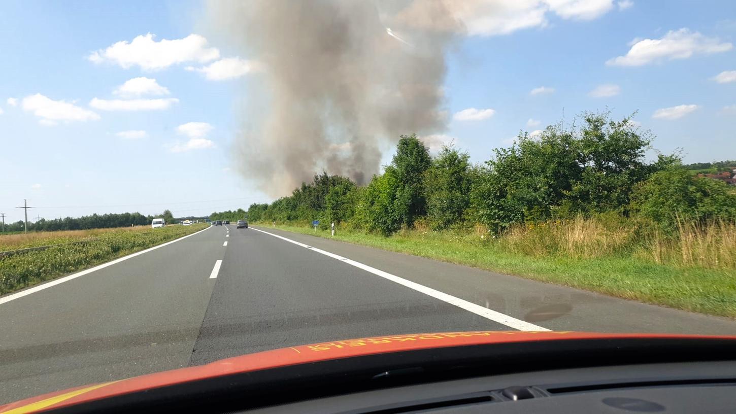 Der Rauch war weithin sichtbar: Bei Unterstürmig ist ein Mähdrescher in Brand geraten und hat auch das umliegende Stoppelfeld in Brand gesetzt. Foto: Kreisbrandinspektion Forcheim