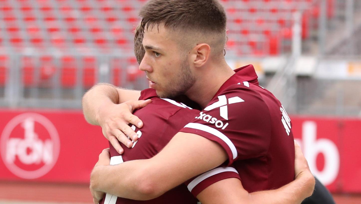 „Das war schon was sehr Besonderes – gerade für mich, der als kleiner Junge hier angefangen hat“: Erik Shuranov nach seinem ersten Tor für den 1. FC Nürnberg vor einer etwas größerer Kulisse.
„Das war schon was sehr Besonderes – gerade für mich, der als kleiner Junge hier angefangen hat“: Erik Shuranov nach seinem ersten Tor für den 1. FC Nürnberg vor einer etwas größerer Kulisse.