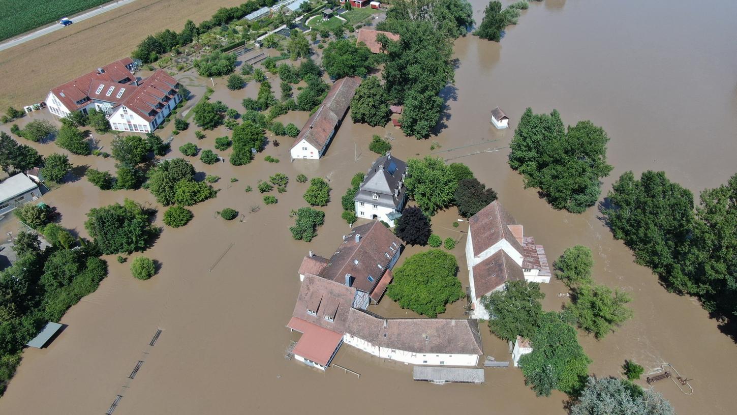 Wasser soweit das Auge reicht: In Höchstadt und Umgebung hieß es vor zwölf Tagen Land unter. Allein dort waren die Feuerwehren an rund 80 Einsatzstellen gefordert.