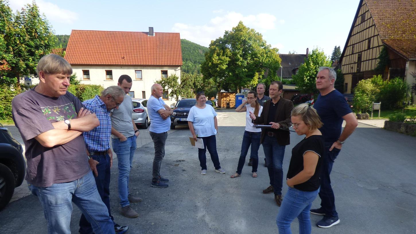 In der Ortsmitte von Streitberg. Hier wurde beraten, wie weit die Ortsstraße ins Schauertal erneuert werden soll.   