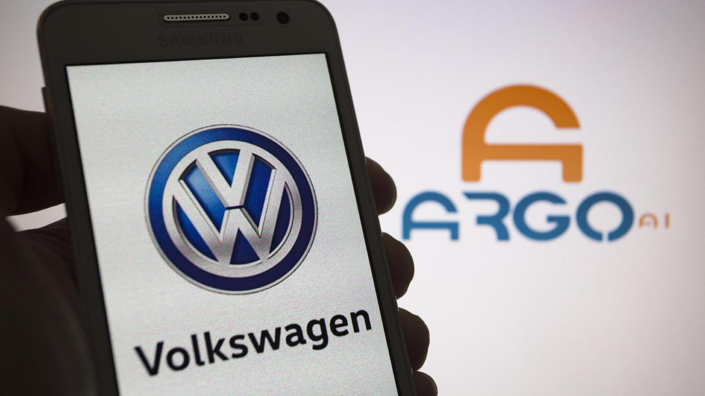 Die von Volkswagen und Ford finanzierte Roboterwagen-Firma Argo AI will in den kommenden fünf Jahren bis zu 1000 selbstfahrende Autos beim Fahrdienst-Vermittler Lyft einsetzen.
Die von Volkswagen und Ford finanzierte Roboterwagen-Firma Argo AI will in den kommenden fünf Jahren bis zu 1000 selbstfahrende Autos beim Fahrdienst-Vermittler Lyft einsetzen.