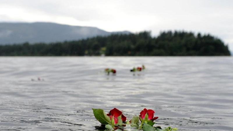 Eine Rose schwimmt im Gedenken an die Opfer des Anschlags vor der Insel im Wasser.