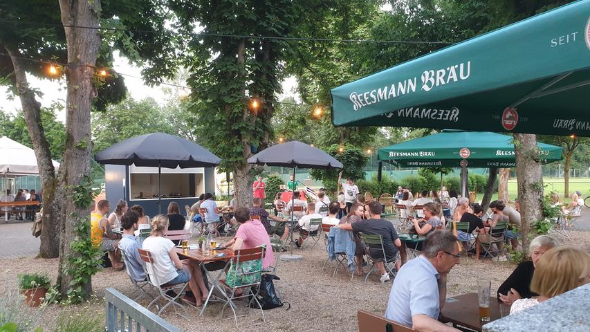 Direkt am Tennisplatz des TSG 2005 Bamberg findet sich der Biergarten Vereinshain. Hier wartet in der Speisekarte ein bunter, exotischer Mix auf hungrige Gäste, aber auch für die Liebhaber bayerischer Küche ist gesorgt. Geöffnet hat das Lokal von Mittwoch bis Samstag von 15 bis 22 Uhr und am Sonntag bereits ab 11 Uhr. 
