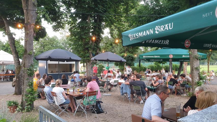 Idyllisch am Rechten Regnitzarm mit Blick auf den Luisenhain liegt das Vereinshain. Egal ob originale Currywurst oder die vegane Variante, für jeden Geschmack ist hier was dabei. Neben dem geräumigen Innenraum gibt es natürlich auch einen Biergarten. Die Saison für den Außenbereich ist seit dem 3. Mai um 17 Uhr eröffnet.