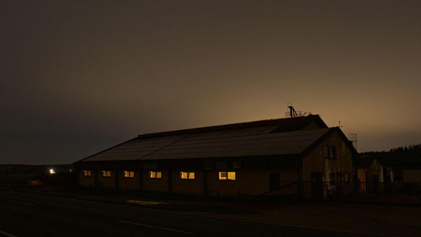 Zumindest das Licht dringt aus der Metropole weit in den ländlichen Raum vor. Eines der vier Bilder der Serie von Oliver Heinl, mit der er den renommiertesten europäischen Architekturfotografiepreis gewonnen hat. Aufgenommen hat er es mitten in der Nacht. Es dokumentiert die so genannte "Lichtverschmutzung", ein immer größer werdendes Umweltproblem.