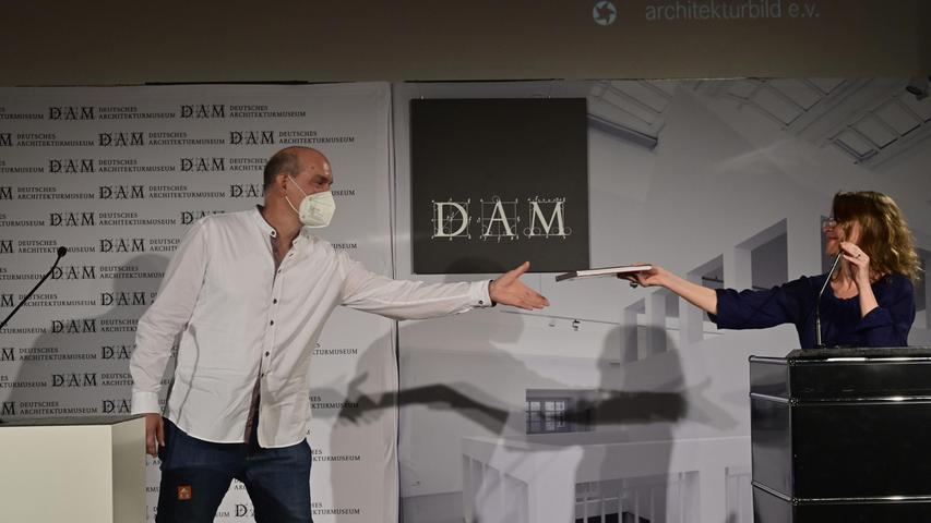 Siegerehrung in coronagerechtem Abstand. Oliver Heinl (li.) nimmt im Deutschen Architekturmuseum in Frankfurt den mit 6000 Euro dotierten ersten Preis entgegen.