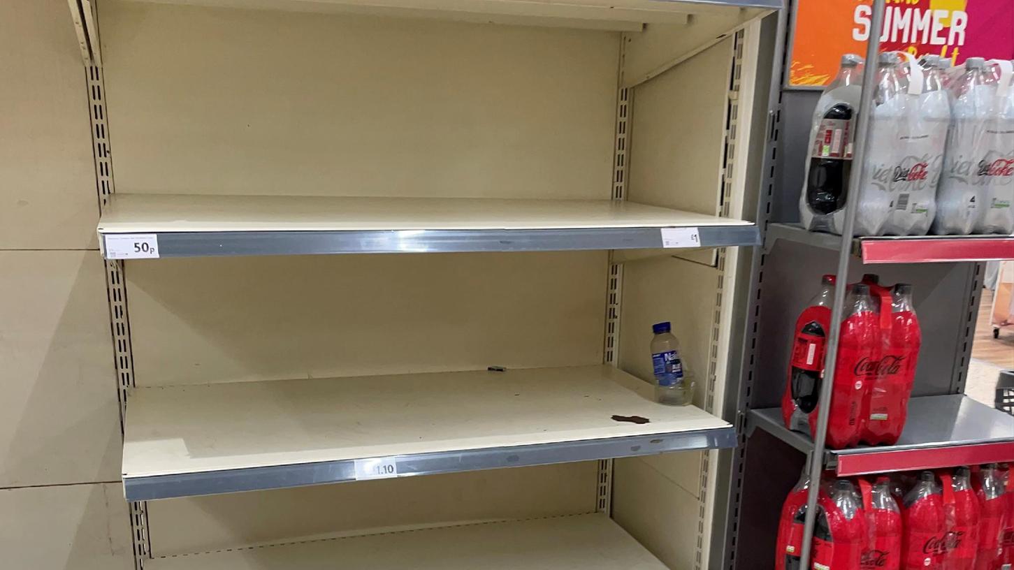 Leere Regale in einem Supermarkt in Liverpool. Die Corona Krise macht den Briten weiter zu schaffen.
Leere Regale in einem Supermarkt in Liverpool. Die Corona Krise macht den Briten weiter zu schaffen.