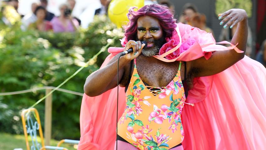 Der britische Travestiekünstler Le Gateau Chocolat entfaltete als Mitwirkender des "Tannhäuser" im Jahr 2019 die Regenbogenfahne im Bayreuther Festspielhaus.