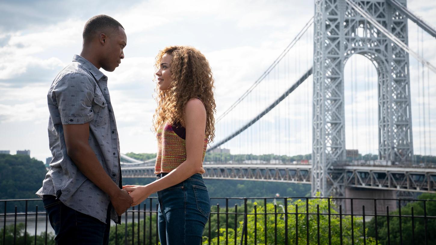 Corey Hawkins als Benny und Leslie Grace als Nina in einer Szene des Musical-Films "In The Heights".
Corey Hawkins als Benny und Leslie Grace als Nina in einer Szene des Musical-Films "In The Heights".