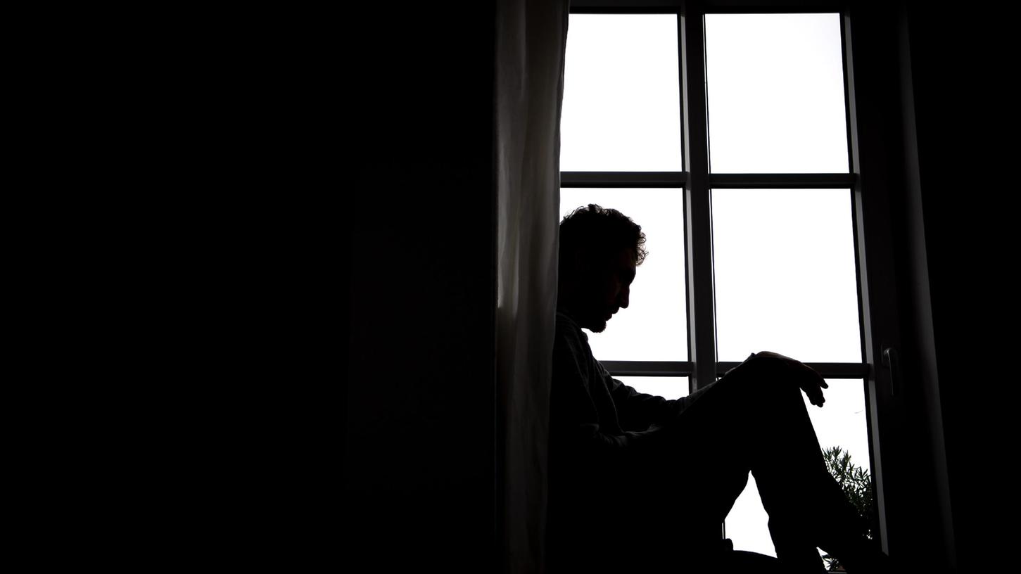 ARCHIV - 16.11.2020, Bremen: Ein Mann sitzt vor einem Fenster. (zu dpa «Unglücklicher im Lockdown - kein Unterschied zwischen Altersgruppen») Foto: Sina Schuldt/dpa +++ dpa-Bildfunk +++ ARCHIV - 16.11.2020, Bremen: Ein Mann sitzt vor einem Fenster. (zu dpa «Unglücklicher im Lockdown - kein Unterschied zwischen Altersgruppen») Foto: Sina Schuldt/dpa +++ dpa-Bildfunk +++