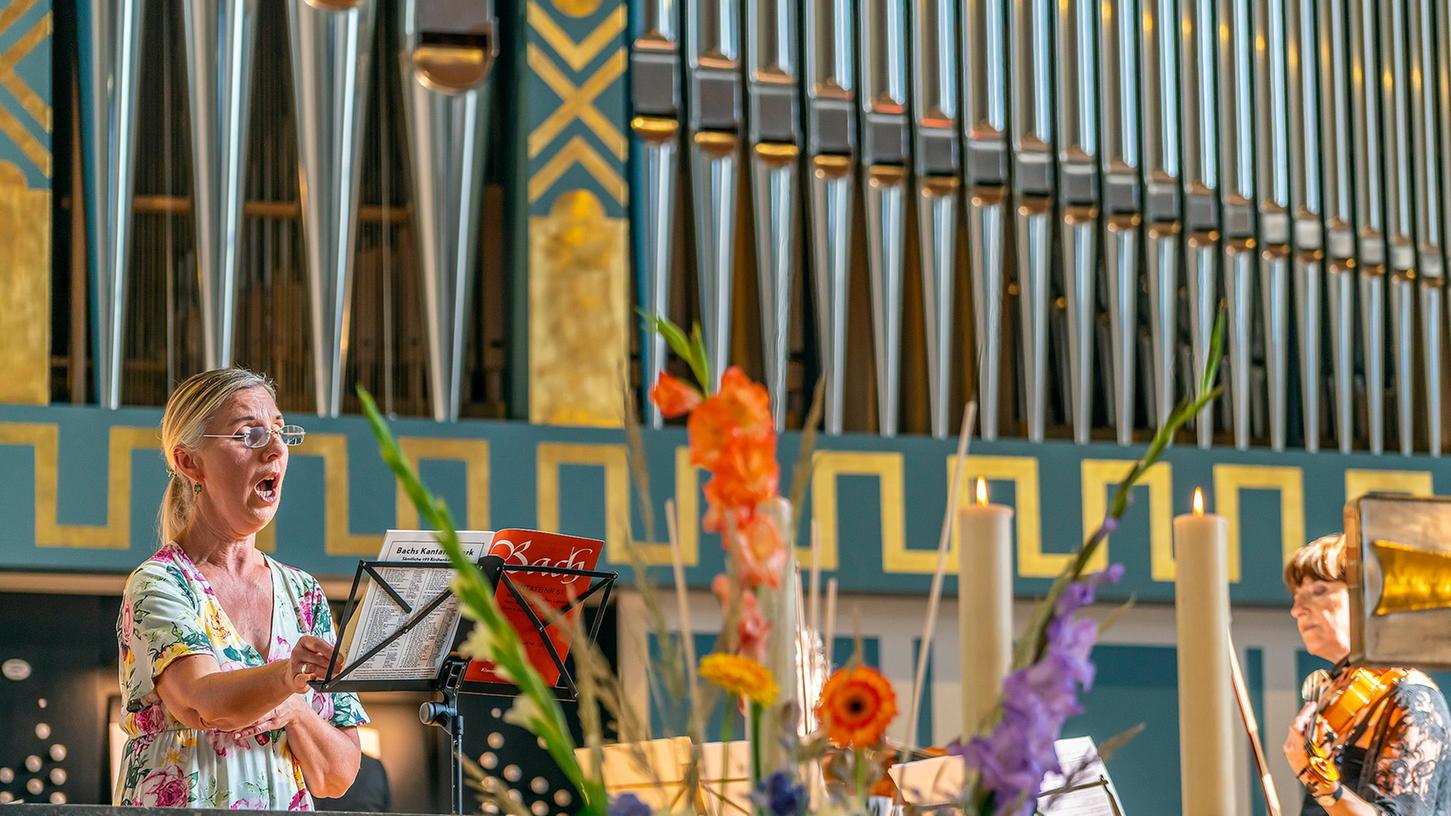 Schwerelose Sopran-Kantilenen lieferte die Sängerin Cornelia Götz zur Einweihung der neuen Klais-Orgel in Sankt Matthäus zu Erlangen. Schwerelose Sopran-Kantilenen lieferte die Sängerin Cornelia Götz zur Einweihung der neuen Klais-Orgel in Sankt Matthäus zu Erlangen.