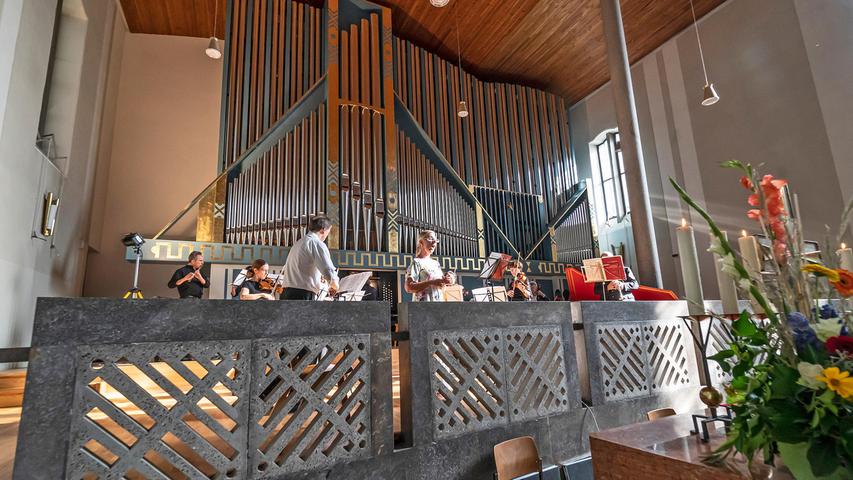 Höhepunkt des Weihetags war ein Händel-Konzert für Orchester und Orgel mit Susanne Hartwich-Düfel "and friends". Höhepunkt des Weihetags war ein Händel-Konzert für Orchester und Orgel mit Susanne Hartwich-Düfel "and friends".