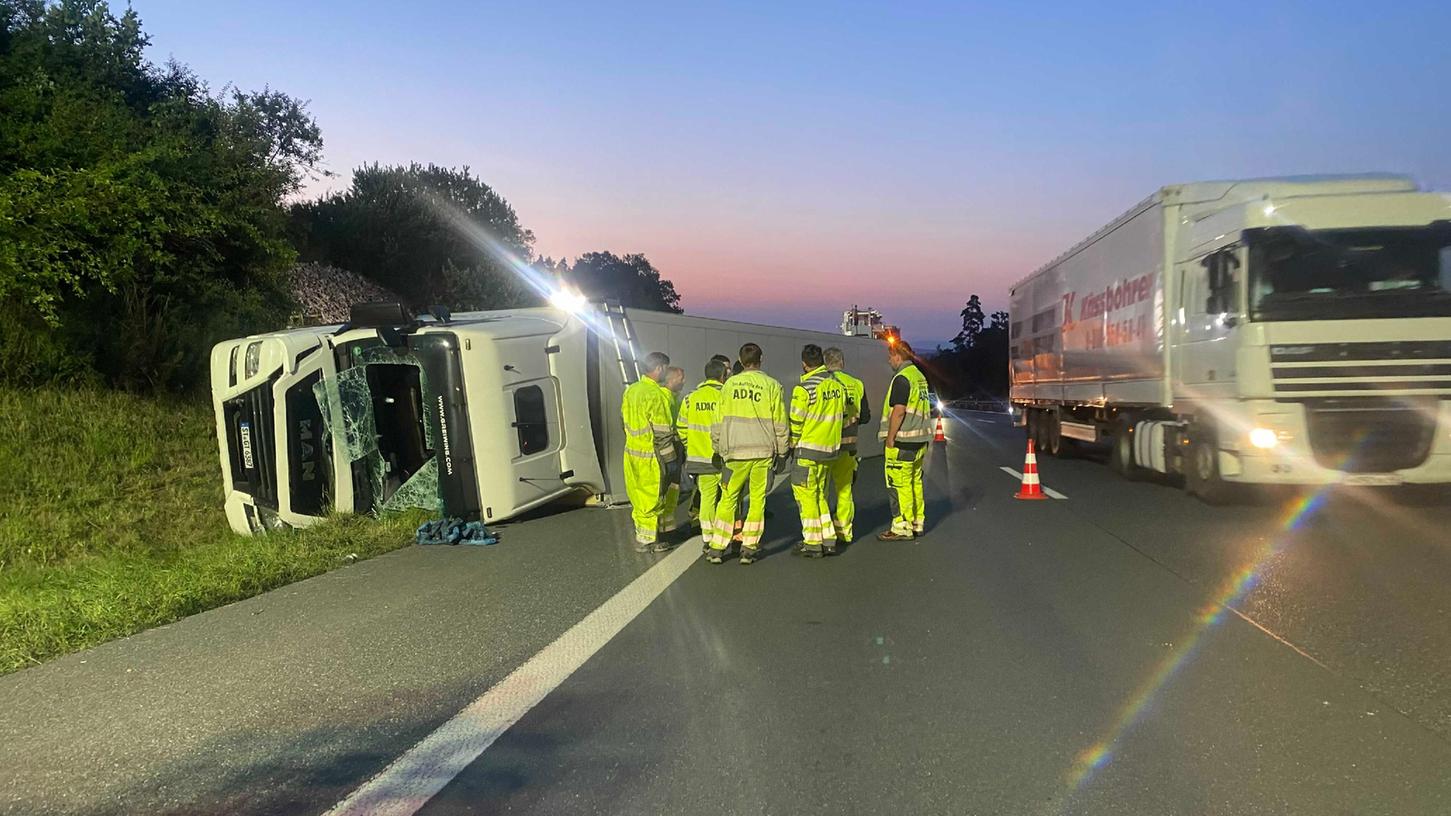 Ein umgestürzter Sattelzug sorgte auf der A9 zwischen Bayreuth-Süd und Trockau für erhebliche Verkehrsbehinderungen.
Ein umgestürzter Sattelzug sorgte auf der A9 zwischen Bayreuth-Süd und Trockau für erhebliche Verkehrsbehinderungen.