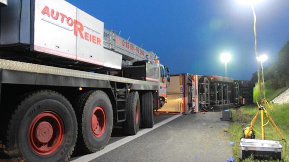 Zur Bergung des umgestürzten Trucks mussten gleich zwei Kräne angefordert werden.
Zur Bergung des umgestürzten Trucks mussten gleich zwei Kräne angefordert werden.