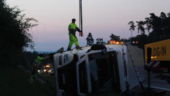 Ersthelfer konnten den Fahrer aus seiner Kabine befreien.
Ersthelfer konnten den Fahrer aus seiner Kabine befreien.