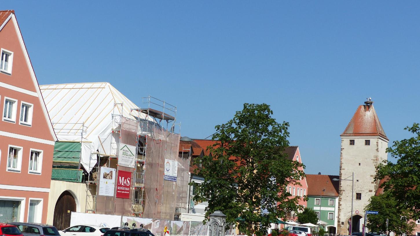 Am Anwesen Marktplatz Nr. 47 wird kräftig gebaut. 