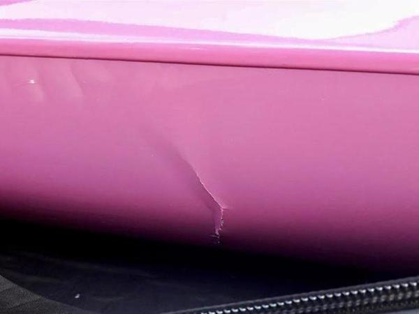 Ein Gabelstapler hat das pinke Viererkajak schwer beschädigt. Ein Gabelstapler hat das pinke Viererkajak schwer beschädigt.