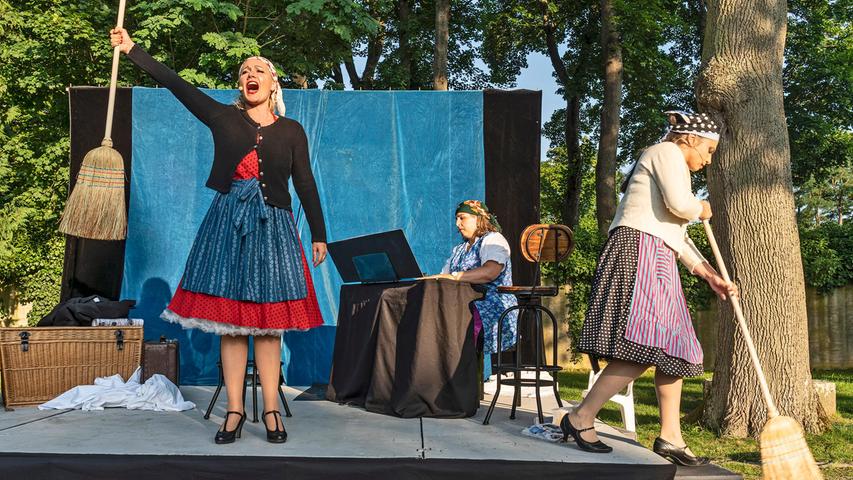 "Der fliehende Hollaender" von und mit Stephan Jöris, den Sängerinnen Agdalena Aderhold und Yvonne Berg sowie Beate Roux am E-Piano war im Adelsdorfer Schlosspark als Produktion des Fränkischen Theatersommers zu sehen.