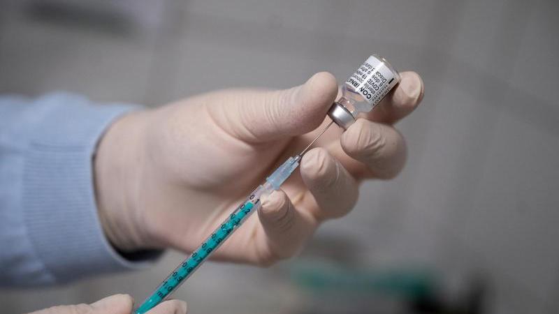 Die Nachfrage nach Corona-Impfungen in Deutschland sinkt. Die Nachfrage nach Corona-Impfungen in Deutschland sinkt.